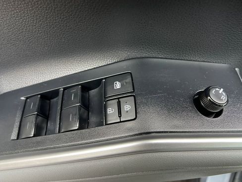 Used 2023 Toyota Highlander XLE image 12