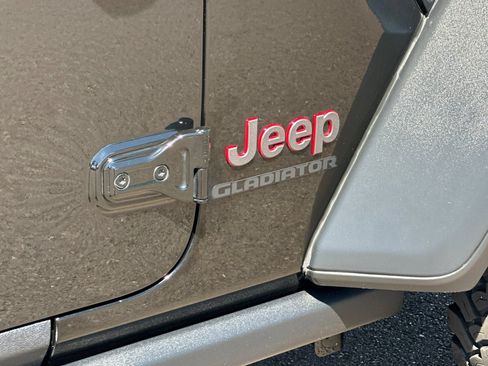 Used 2023 Jeep Gladiator Rubicon w/ Cold Weather Group AWD/4WD image 25