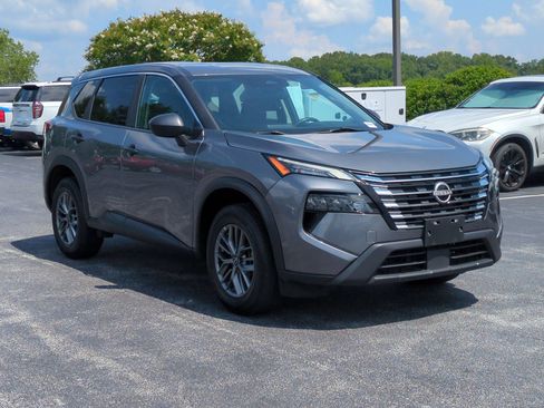 Used 2024 Nissan Rogue S AWD/4WD image 2