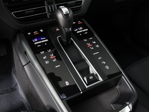 Used 2025 Porsche Macan image 18