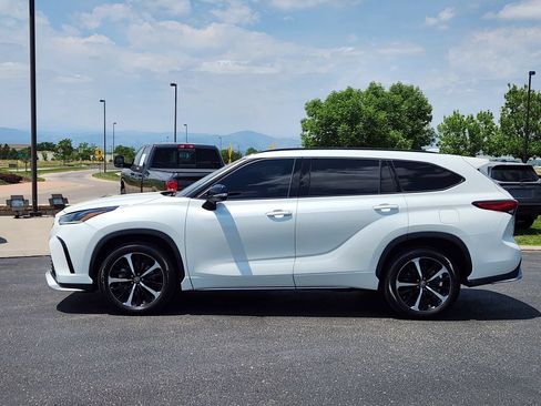 Used 2021 Toyota Highlander XSE AWD/4WD image 2