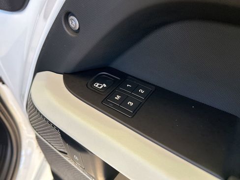 Used 2020 Land Rover Defender 110 SE image 31