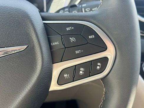 Used 2024 Chrysler Pacifica Touring-L image 11