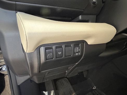 Used 2023 Subaru Ascent Limited AWD/4WD image 10