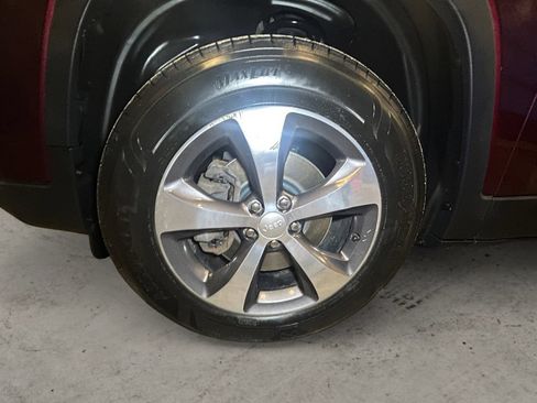 Used 2019 Jeep Cherokee Limited AWD/4WD image 15