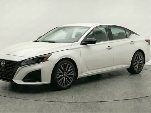 Used 2025 Nissan Altima 2.5 SV FWD image 3