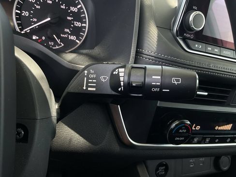 Used 2025 Nissan Rogue SV FWD image 29