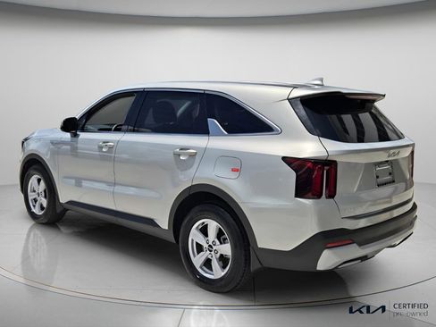 Certified 2026 Kia Sorento LX FWD image 8