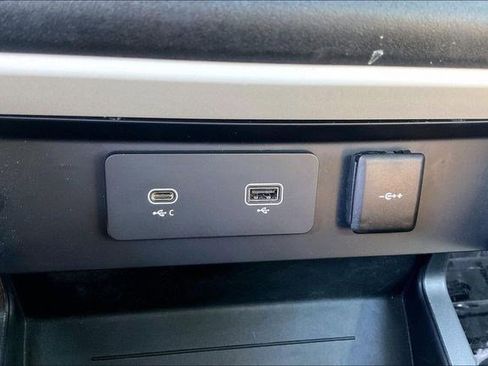 Used 2024 Land Rover Defender 110 X-Dynamic SE image 37