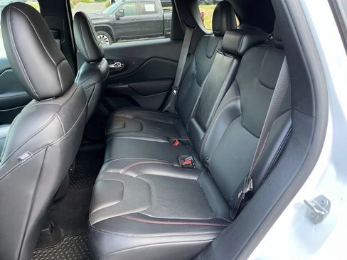 Used 2019 Jeep Cherokee Trailhawk AWD/4WD image 9