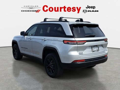 Certified 2024 Jeep Grand Cherokee Altitude AWD/4WD image 7
