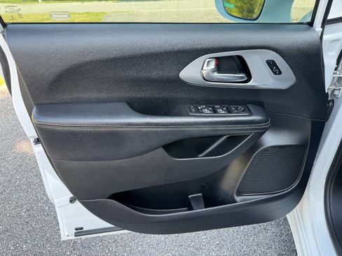 Used 2019 Chrysler Pacifica Limited w/ Advanced Safetytec Group FWD image 41