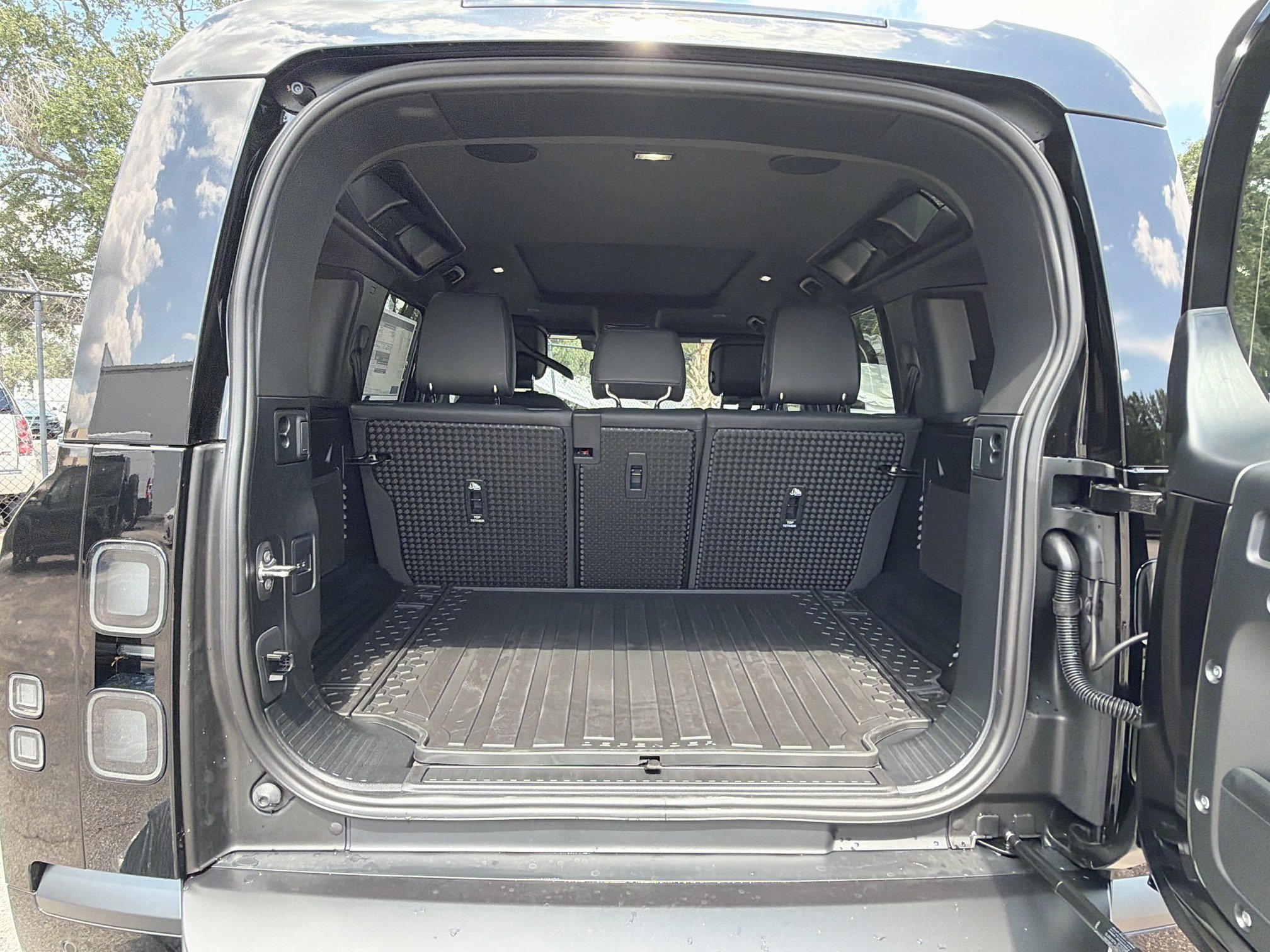 New 2026 Land Rover Defender 110 X-Dynamic SE AWD/4WD image 12