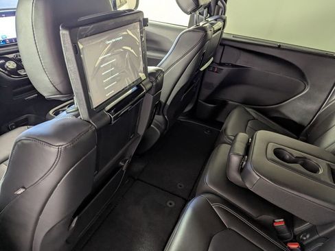 New 2026 Chrysler Pacifica Select image 16