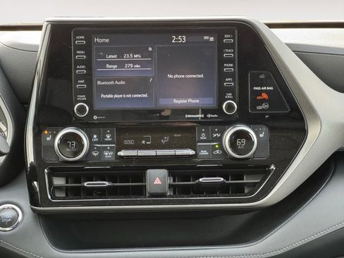 Used 2022 Toyota Highlander XLE AWD/4WD image 11