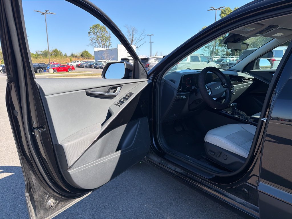 Used 2025 Kia Niro EX FWD image 19
