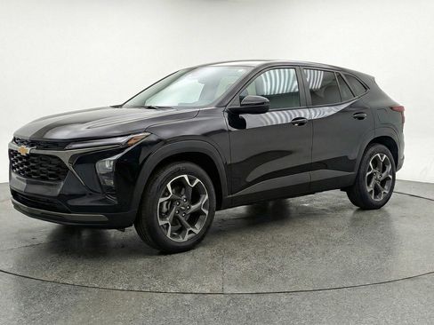 Used 2025 Chevrolet Trax LT w/ LT Convenience Package image 3