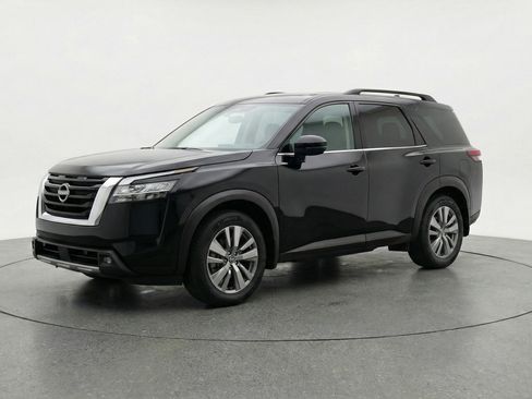 Used 2025 Nissan Pathfinder SV image 3