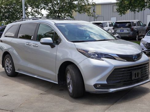 Used 2025 Toyota Sienna XLE FWD image 27