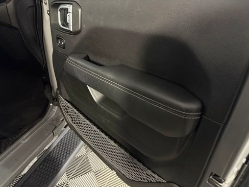 Used 2022 Jeep Wrangler Unlimited Sahara AWD/4WD image 33