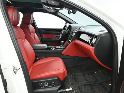 Used 2018 Bentley Bentayga image 24