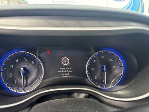 Used 2023 Chrysler Pacifica Touring-L image 4