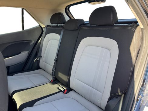 Used 2021 Hyundai Venue SEL image 16