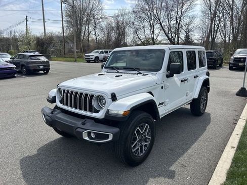 Used 2025 Jeep Wrangler Unlimited Sahara AWD/4WD image 4