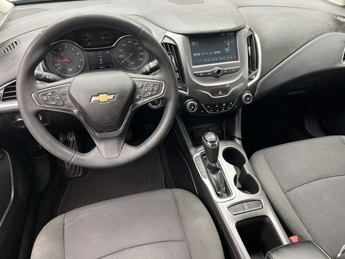 Used 2018 Chevrolet Cruze LT w/ Convenience Package image 12