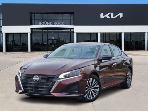 Used 2025 Nissan Altima 2.5 SV FWD image 1
