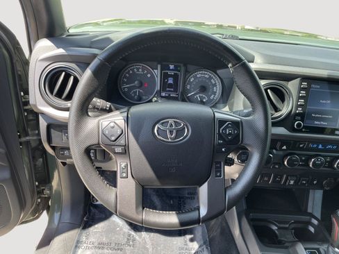 Used 2022 Toyota Tacoma TRD Off-Road AWD/4WD image 19