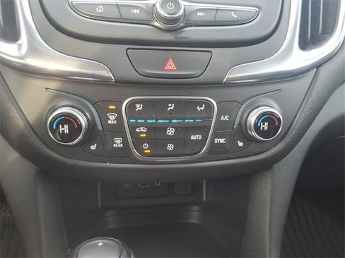 Used 2019 Chevrolet Equinox LT w/ Driver Convenience Package image 18