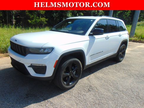 Used 2024 Jeep Grand Cherokee Limited w/ Black Appearance Package AWD/4WD image 4