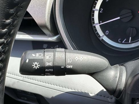 Used 2024 Toyota Highlander XLE AWD/4WD image 39