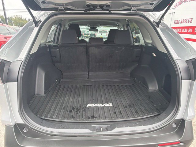 Used 2022 Toyota RAV4 LE AWD/4WD image 15