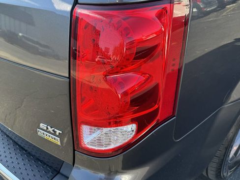 Used 2017 Dodge Grand Caravan SXT image 12