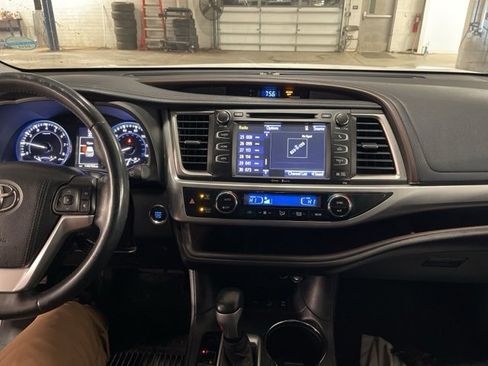 Used 2015 Toyota Highlander XLE image 22