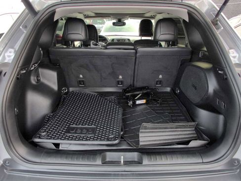 Used 2019 Jeep Cherokee Trailhawk image 36