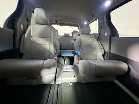 Used 2015 Toyota Sienna XLE w/ XLE Navigation Package FWD image 32