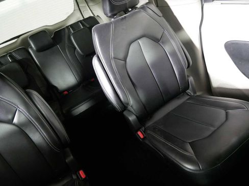 Used 2024 Chrysler Pacifica Touring-L FWD image 14