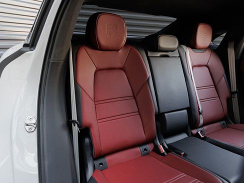 Certified 2026 Porsche Cayenne GTS AWD/4WD image 36