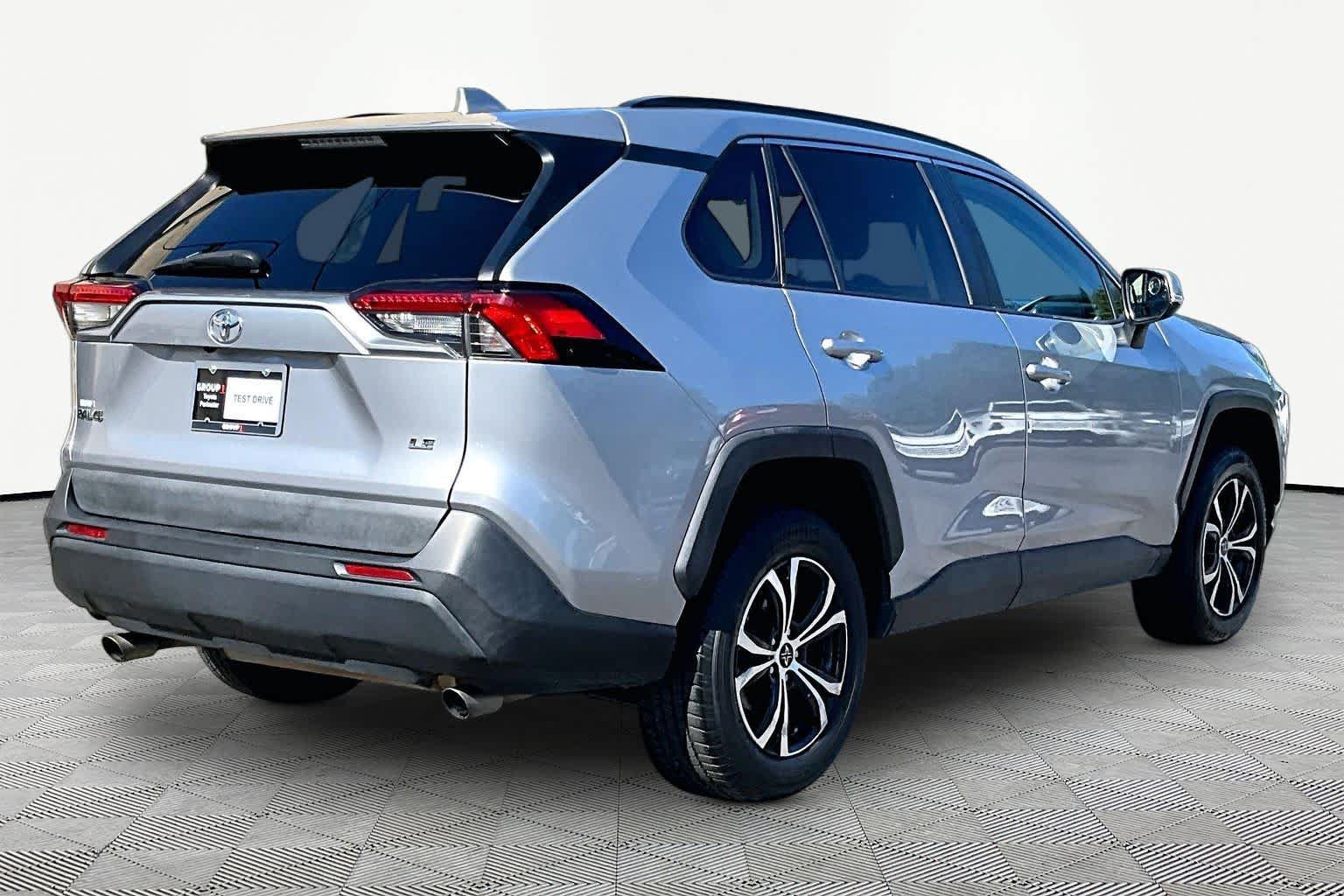 Used 2020 Toyota RAV4 LE FWD image 13