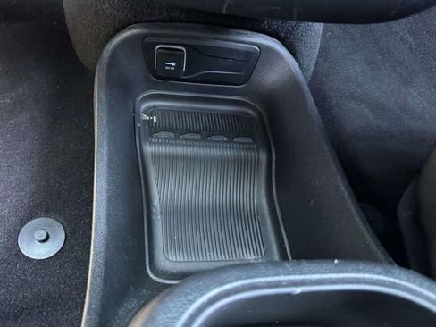 Used 2024 Chrysler Pacifica Limited FWD image 36