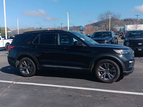 Used 2023 Ford Explorer XLT w/ Equipment Group 202A AWD/4WD image 2