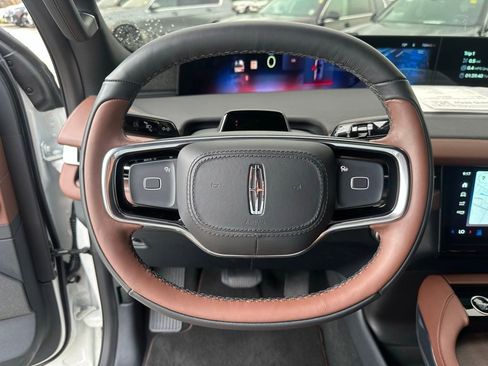 Used 2025 Lincoln Navigator Reserve image 11