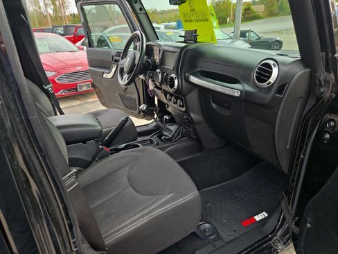 Used 2015 Jeep Wrangler Unlimited Rubicon w/ Connectivity Group image 32