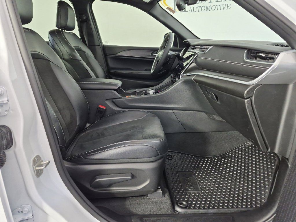 Used 2024 Jeep Grand Cherokee Altitude AWD/4WD image 38