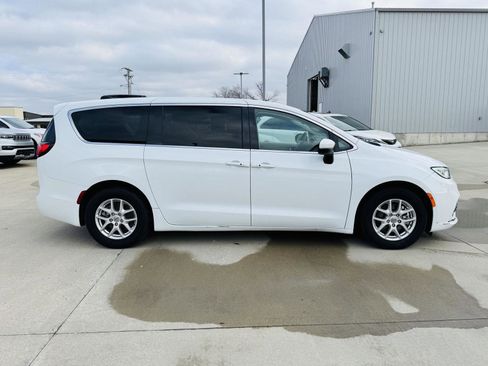 Used 2023 Chrysler Pacifica Touring-L image 40