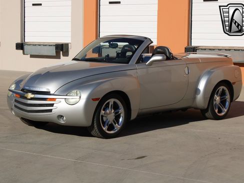 Used 2005 Chevrolet SSR w/ Preferred Equipment Group image 2
