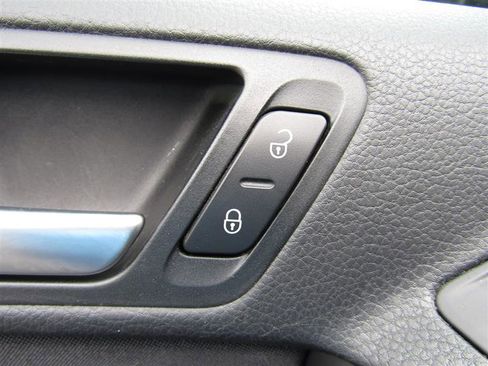 Used 2014 Volkswagen Tiguan S image 11